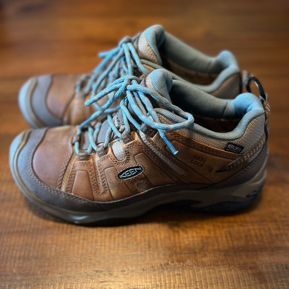 Keen Circadia low waterproof hiking boot 8.5 Women’s
